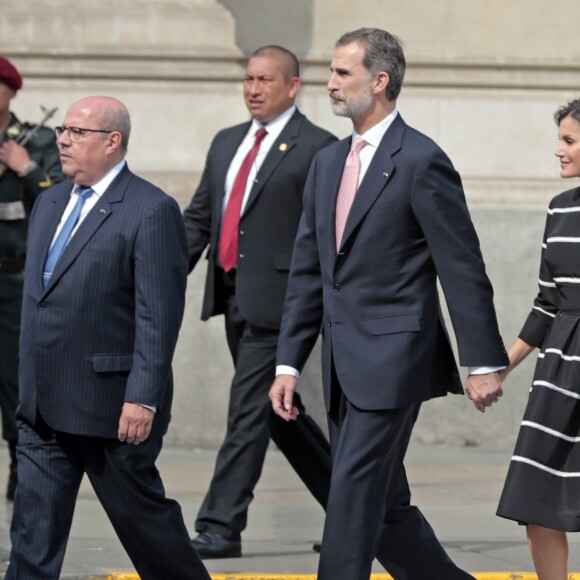 Le roi Felipe VI et la reine Letizia d'Espagne à la mairie de Lima au Perou le 12 novembre 2018.