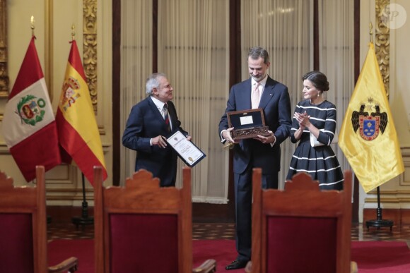 Le roi Felipe VI et la reine Letizia d'Espagne ont rencontré le maire de Lima Castañeda Lossio au Pérou le 12 novembre 2018, qui leur a remis les clés de la ville.