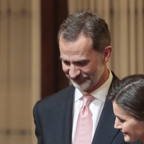 Le roi Felipe VI et la reine Letizia d'Espagne ont rencontré le maire de Lima Castañeda Lossio au Pérou le 12 novembre 2018, qui leur a remis les clés de la ville.