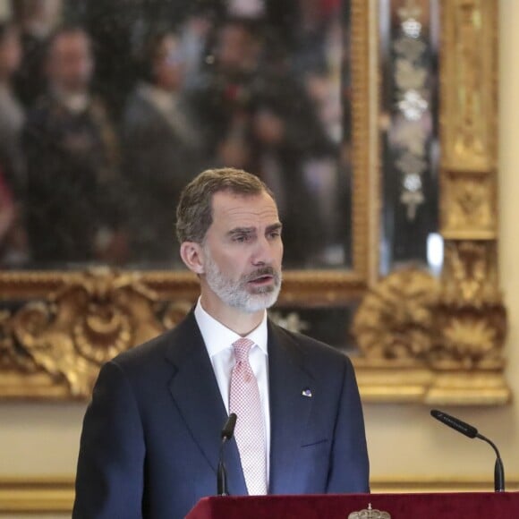 Le roi Felipe VI et la reine Letizia d'Espagne ont rencontré le maire de Lima Castañeda Lossio au Pérou le 12 novembre 2018, qui leur a remis les clés de la ville.