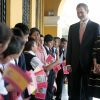 Le roi Felipe VI et la reine Letizia d'Espagne ont rencontré des écoliers du Collège royal d'Espagne de Lima au Pérou le 12 novembre 2018.