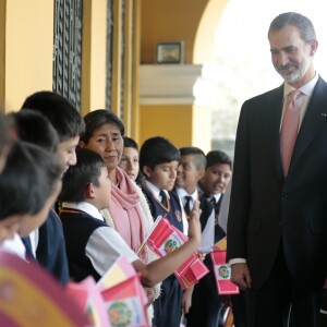 Le roi Felipe VI et la reine Letizia d'Espagne ont rencontré des écoliers du Collège royal d'Espagne de Lima au Pérou le 12 novembre 2018.