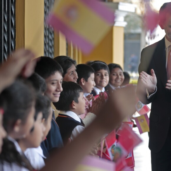 Le roi Felipe VI et la reine Letizia d'Espagne ont rencontré des écoliers du Collège royal d'Espagne de Lima au Pérou le 12 novembre 2018.