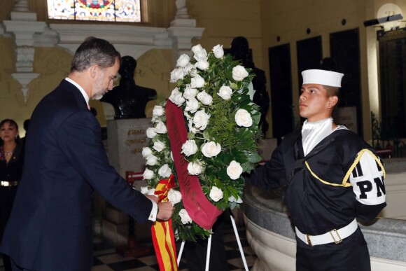 Le roi Felipe VI et la reine Letizia d'Espagne ont visité le panthéon de Lima et déposé une gerbe de fleurs lors de leur visite officielle au Pérou le 12 novembre 2018.
