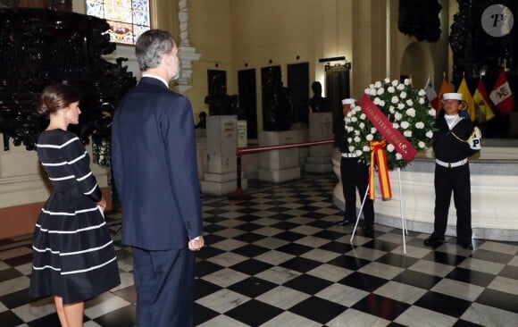 Le roi Felipe VI et la reine Letizia d'Espagne ont visité le panthéon de Lima et déposé une gerbe de fleurs lors de leur visite officielle au Pérou le 12 novembre 2018.