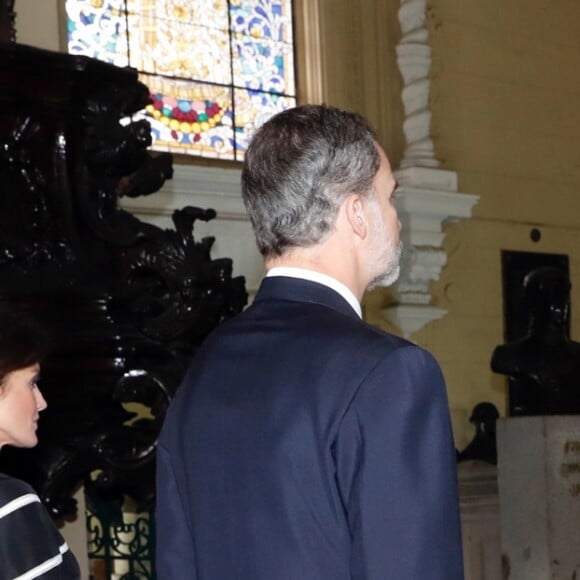 Le roi Felipe VI et la reine Letizia d'Espagne ont visité le panthéon de Lima et déposé une gerbe de fleurs lors de leur visite officielle au Pérou le 12 novembre 2018.