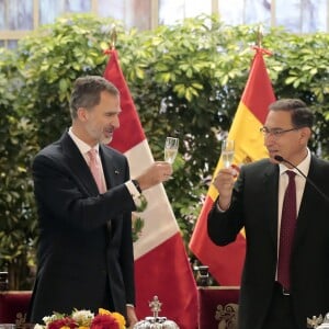 Le roi Felipe VI et la reine Letizia d'Espagne ont déjeuné avec le président du Pérou Martin Vizcarra et sa femme Maribel Carmen Diaz au palais du gouvernement à Lima à l'occasion de leur visite officielle au Pérou le 12 novembre 2018.