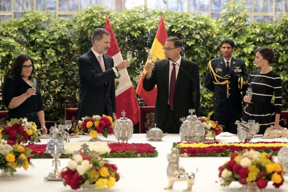 Le roi Felipe VI et la reine Letizia d'Espagne ont déjeuné avec le président du Pérou Martin Vizcarra et sa femme Maribel Carmen Diaz au palais du gouvernement à Lima à l'occasion de leur visite officielle au Pérou le 12 novembre 2018.