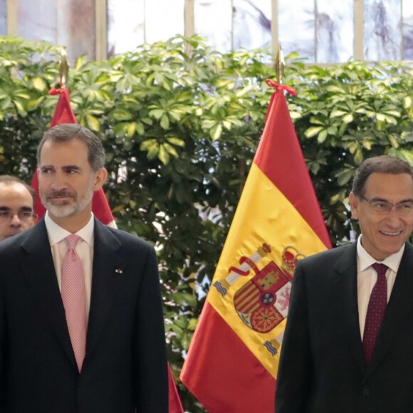 Le roi Felipe VI et la reine Letizia d'Espagne ont déjeuné avec le président du Pérou Martin Vizcarra et sa femme Maribel Carmen Diaz au palais du gouvernement à Lima à l'occasion de leur visite officielle au Pérou le 12 novembre 2018.