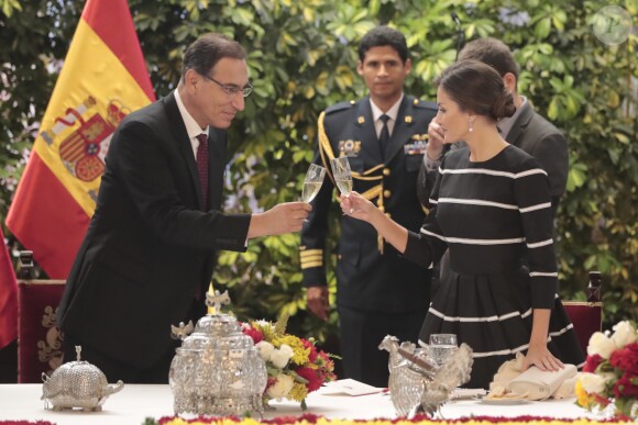 Le roi Felipe VI et la reine Letizia d'Espagne ont déjeuné avec le président du Pérou Martin Vizcarra et sa femme Maribel Carmen Diaz au palais du gouvernement à Lima à l'occasion de leur visite officielle au Pérou le 12 novembre 2018.