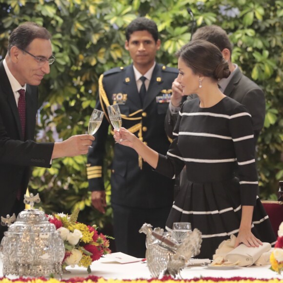 Le roi Felipe VI et la reine Letizia d'Espagne ont déjeuné avec le président du Pérou Martin Vizcarra et sa femme Maribel Carmen Diaz au palais du gouvernement à Lima à l'occasion de leur visite officielle au Pérou le 12 novembre 2018.