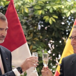 Le roi Felipe VI et la reine Letizia d'Espagne ont déjeuné avec le président du Pérou Martin Vizcarra et sa femme Maribel Carmen Diaz au palais du gouvernement à Lima à l'occasion de leur visite officielle au Pérou le 12 novembre 2018.