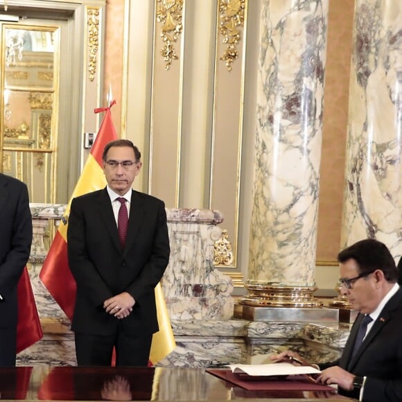 Le roi Felipe VI et la reine Letizia d'Espagne au palais du gouvernement du Pérou à Lima le 12 novembre 2018, où ils ont été accueillis au premier jour de leur visite officielle par le président du Pérou Martin Vizcarra et sa femme Maribel Carmen Diaz.