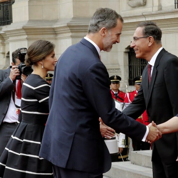 Le roi Felipe VI et la reine Letizia d'Espagne ont été accueillis au palais du gouvernement du Pérou par le président Martin Alberto Vizcarra et sa femme Maribel Diaz Cabello à Lima le 12 novembre 2018.