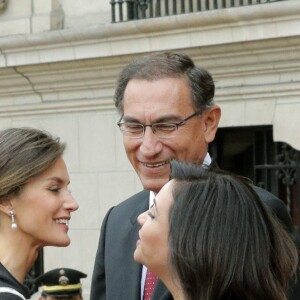 Le roi Felipe VI et la reine Letizia d'Espagne ont été accueillis au palais du gouvernement du Pérou par le président Martin Alberto Vizcarra et sa femme Maribel Diaz Cabello à Lima le 12 novembre 2018.