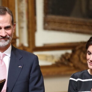 Le roi Felipe d'Espagne a reçu les clés de la ville de Lima des mains de son maire, Luis Castañeda Lossio, le 12 novembre 2018 au Pérou.