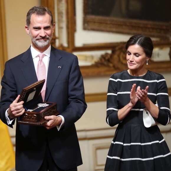 Le roi Felipe d'Espagne a reçu les clés de la ville de Lima des mains de son maire, Luis Castañeda Lossio, le 12 novembre 2018 au Pérou.