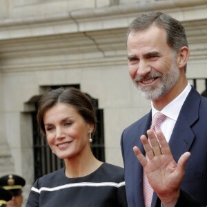 Le roi Felipe VI et la reine Letizia d'Espagne ont été accueillis au palais du gouvernement du Pérou par le président Martin Alberto Vizcarra et sa femme Maribel Diaz Cabello à Lima le 12 novembre 2018.