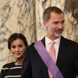 Le roi Felipe VI d'Espagne a été fait grand'croix de l'ordre du mérite péruvien par le président Martin Vizcarra lors de sa visite officielle avec la reine Letizia, le 12 novembre 2018 à Lima.