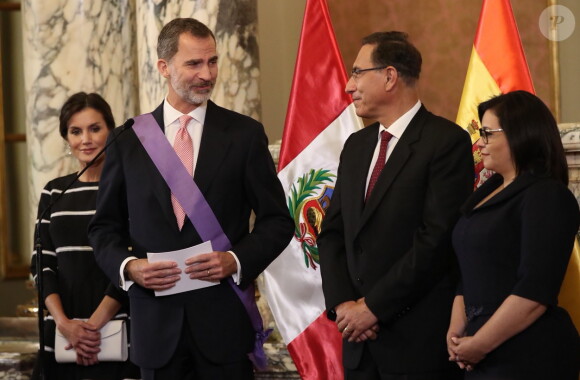 Le roi Felipe VI d'Espagne a été fait grand'croix de l'ordre du mérite péruvien par le président Martin Vizcarra lors de sa visite officielle avec la reine Letizia, le 12 novembre 2018 à Lima.