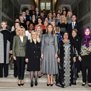 La princesse Charlene de Monaco, la première dame Brigitte Macron et Melania Trump au premier rang de la photo de groupe des conjoints de chefs d'Etat et de gouvernementlors d'un déjeuner au château de Versailles le 11 novembre 2018, en marge des commémorations du centenaire de l'armistice. © Pierre Perusseau / Pool / Bestimage