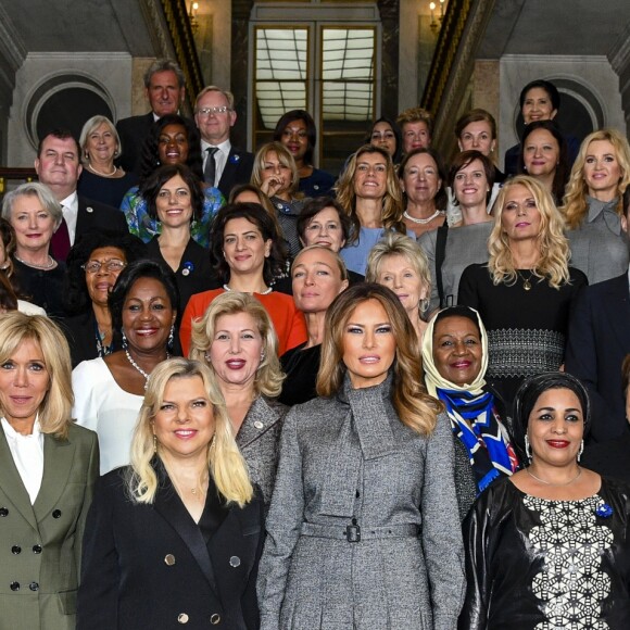 La princesse Charlene de Monaco, la première dame Brigitte Macron et Melania Trump au premier rang de la photo de groupe des conjoints de chefs d'Etat et de gouvernementlors d'un déjeuner au château de Versailles le 11 novembre 2018, en marge des commémorations du centenaire de l'armistice. © Pierre Perusseau / Pool / Bestimage