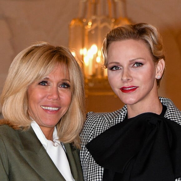 Brigitte Macron et la princesse Charlene de Monaco lors du déjeuner des conjoints de chefs d'Etat et de gouvernement au château de Versailles le 11 novembre 2018 en marge des commémorations du centenaire de l'armistice de la Première Guerre mondiale. © Pierre Perusseau / Bestimage