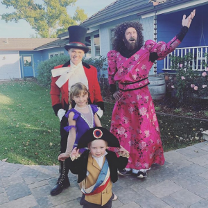 Pink, Carey Hart et leurs enfants Willow et Jameson, tous déguisés pour Halloween. Photo puliée le 1er novembre 2018.