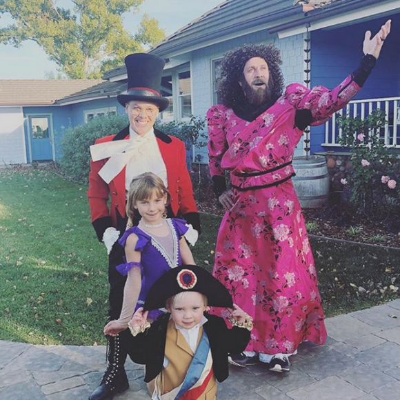 Pink, Carey Hart et leurs enfants Willow et Jameson, tous déguisés pour Halloween. Photo puliée le 1er novembre 2018.