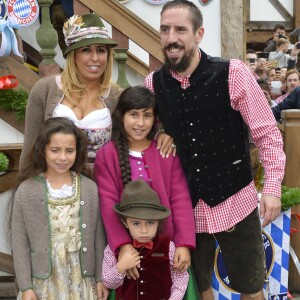 Franck Ribery célèbre la fête de la bière "Oktoberfest" avec sa femme Wahiba et ses enfants Salif, Shakinez et Hizya à Munich en Allemagne le 5 octobre 2014.