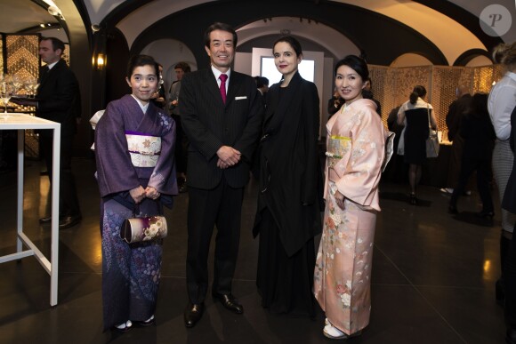 Amélie Nothomb avec Makoto Motonakano, président directeur général de l'hôtel Gajoen Tokyo, lors de l'événement A Museum Hotel of Japan Beauty célébrant à Paris le 90e anniversaire de l'hôtel Gajoen Tokyo, le 15 novembre 2018 à la Secret Gallery, rue de Varenne.