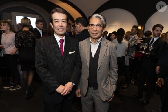 Kenzo Takada posant avec Makoto Motonakano, président directeur général de l'hôtel Gajoen Tokyo, lors de l'événement A Museum Hotel of Japan Beauty célébrant à Paris le 90e anniversaire de l'hôtel Gajoen Tokyo, le 15 novembre 2018 à la Secret Gallery, rue de Varenne.