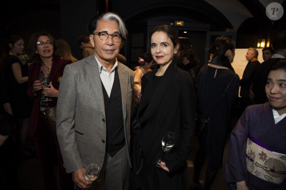 Kenzo Takada et Amélie Nothomb lors de l'événement A Museum Hotel of Japan Beauty célébrant à Paris le 90e anniversaire de l'hôtel Gajoen Tokyo, le 15 novembre 2018 à la Secret Gallery, rue de Varenne.