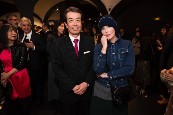 Isabelle Adjani avec Makoto Motonakano, président directeur général de l'hôtel Gajoen Tokyo, lors de l'événement A Museum Hotel of Japan Beauty célébrant à Paris le 90e anniversaire de l'hôtel Gajoen Tokyo, le 15 novembre 2018 à la Secret Gallery, rue de Varenne.