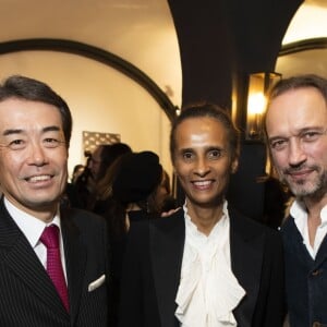 Vincent Perez et Karine Silla avec Makoto Motonakano, président directeur général de l'hôtel Gajoen Tokyo, lors de l'événement A Museum Hotel of Japan Beauty célébrant à Paris le 90e anniversaire de l'hôtel Gajoen Tokyo, le 15 novembre 2018 à la Secret Gallery, rue de Varenne.
