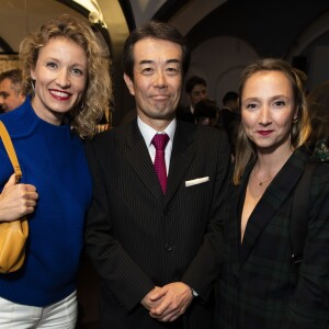 Alexandra et Audrey Lamy avec Makoto Motonakano, président directeur général de l'hôtel Gajoen Tokyo, lors de l'événement A Museum Hotel of Japan Beauty célébrant à Paris le 90e anniversaire de l'hôtel Gajoen Tokyo, le 15 novembre 2018 à la Secret Gallery, rue de Varenne.