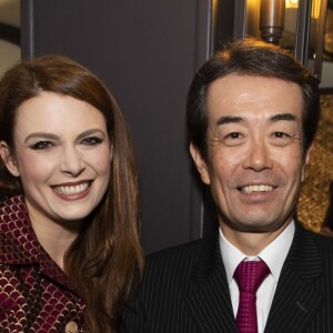 Elodie Frégé avec Makoto Motonakano, président directeur général de l'hôtel Gajoen Tokyo, lors de l'événement A Museum Hotel of Japan Beauty célébrant à Paris le 90e anniversaire de l'hôtel Gajoen Tokyo, le 15 novembre 2018 à la Secret Gallery, rue de Varenne.