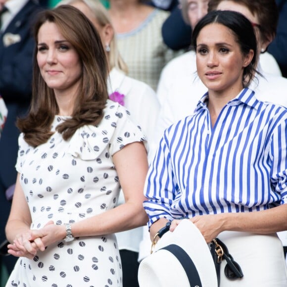 Catherine (Kate) Middleton, duchesse de Cambridge et Meghan Markle, duchesse de Sussex assistent au match de tennis Nadal contre Djokovic lors du tournoi de Wimbledon "The Championships", le 14 juillet 2018.