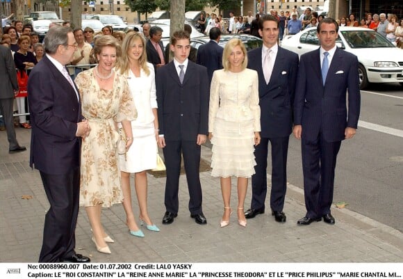 Le roi Constantin, la reine Anne-Marie, la princesse Theodora, le prince Philipus, Marie Chantal Miller, le prince Paul de Grèce, le prince Nicola au baptème d'Arrieta, la fille de la princesse Alexia de Grèce et de Carlos Morales, à Barcelone, en 2002.