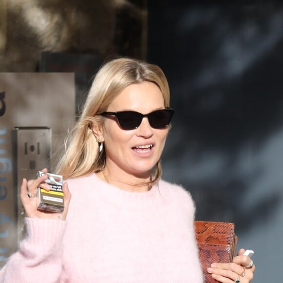 Kate Moss est allée prendre un café avec des amis dans le quartier de Notting Hill à Londres. Le 14 novembre 2018