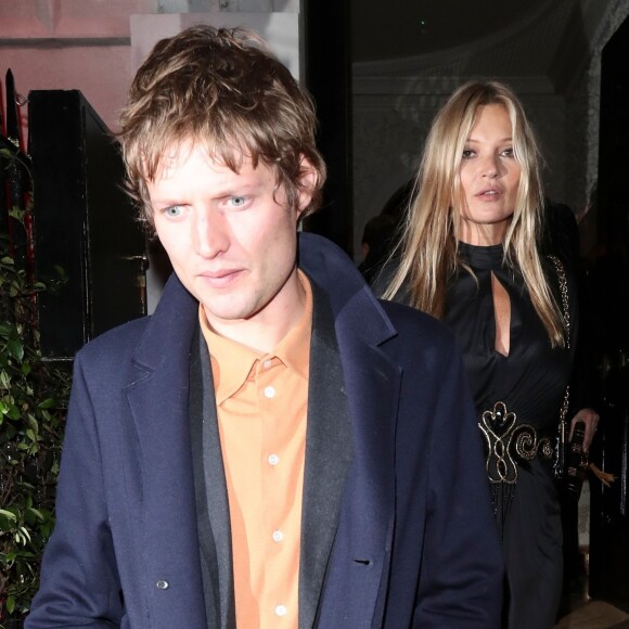 Kate Moss et son compagnon Nikolai von Bismarck à la sortie de la collecte de fonds Annabel's Art Auction au profit de Teenage Cancer Trust et de Teen Cancer America chez Annabel's à Londres, Royaume Uni, le 7 novembre 2018.