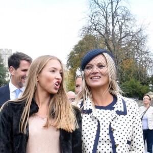 Kate Moss et sa fille Lila Grace Moss quittent le château de Windsor après le mariage de la princesse Eugénie d'York et Jack Brooksbank le 12 octobre 2018