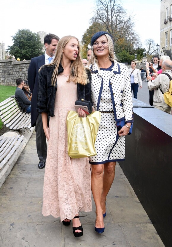 Kate Moss et sa fille Lila Grace Moss quittent le château de Windsor après le mariage de la princesse Eugénie d'York et Jack Brooksbank le 12 octobre 2018
