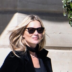 Kate Moss sort de l'hôtel Ritz à Paris et monte dans un véhicule le 26 septembre 2018.