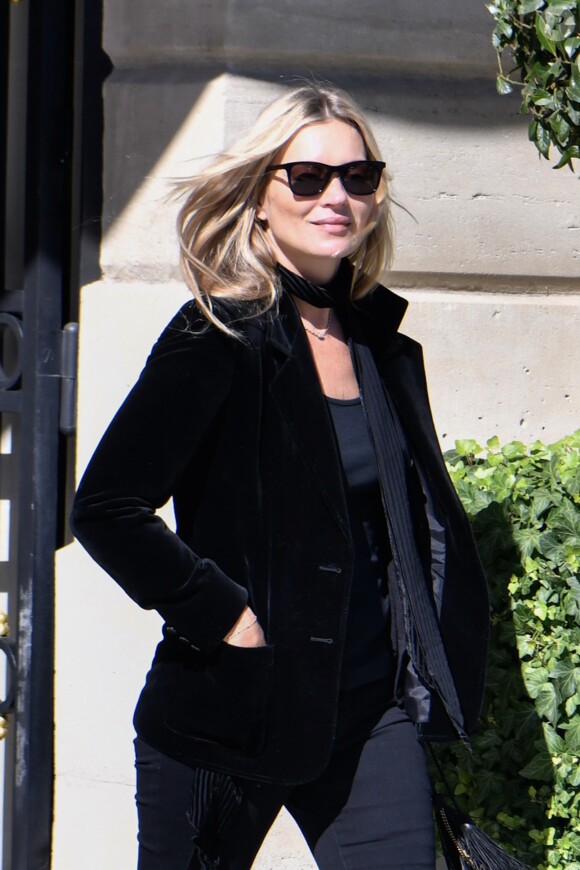 Kate Moss sort de l'hôtel Ritz à Paris et monte dans un véhicule le 26 septembre 2018.