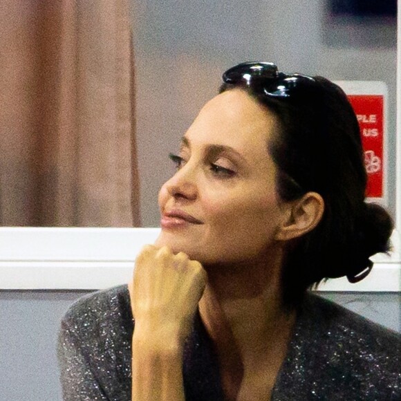 Exclusif - Angelina Jolie assiste, très souriante, à un cours de karaté de Vivienne à Los Angeles, le 19 novembre 2018