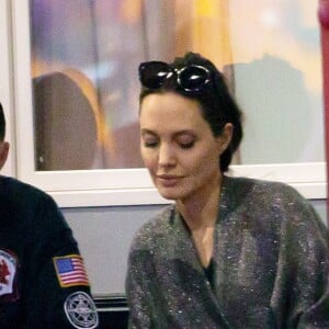 Exclusif - Angelina Jolie assiste, très souriante, à un cours de karaté de Vivienne à Los Angeles, le 19 novembre 2018