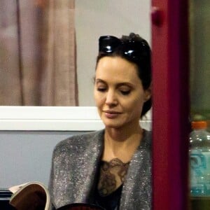 Exclusif - Angelina Jolie assiste, très souriante, à un cours de karaté de Vivienne à Los Angeles, le 19 novembre 2018