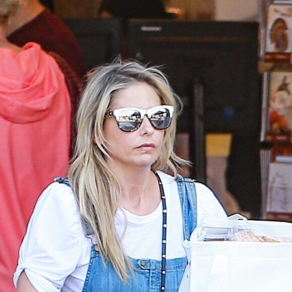 Exclusif - Sarah Michelle Gellar fait ses courses chez Bristol Farms à Santa Monica, Los Angeles, le 10 novembre 2018.