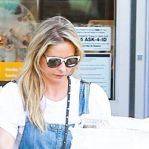 Exclusif - Sarah Michelle Gellar fait ses courses chez Bristol Farms à Santa Monica, Los Angeles, le 10 novembre 2018.